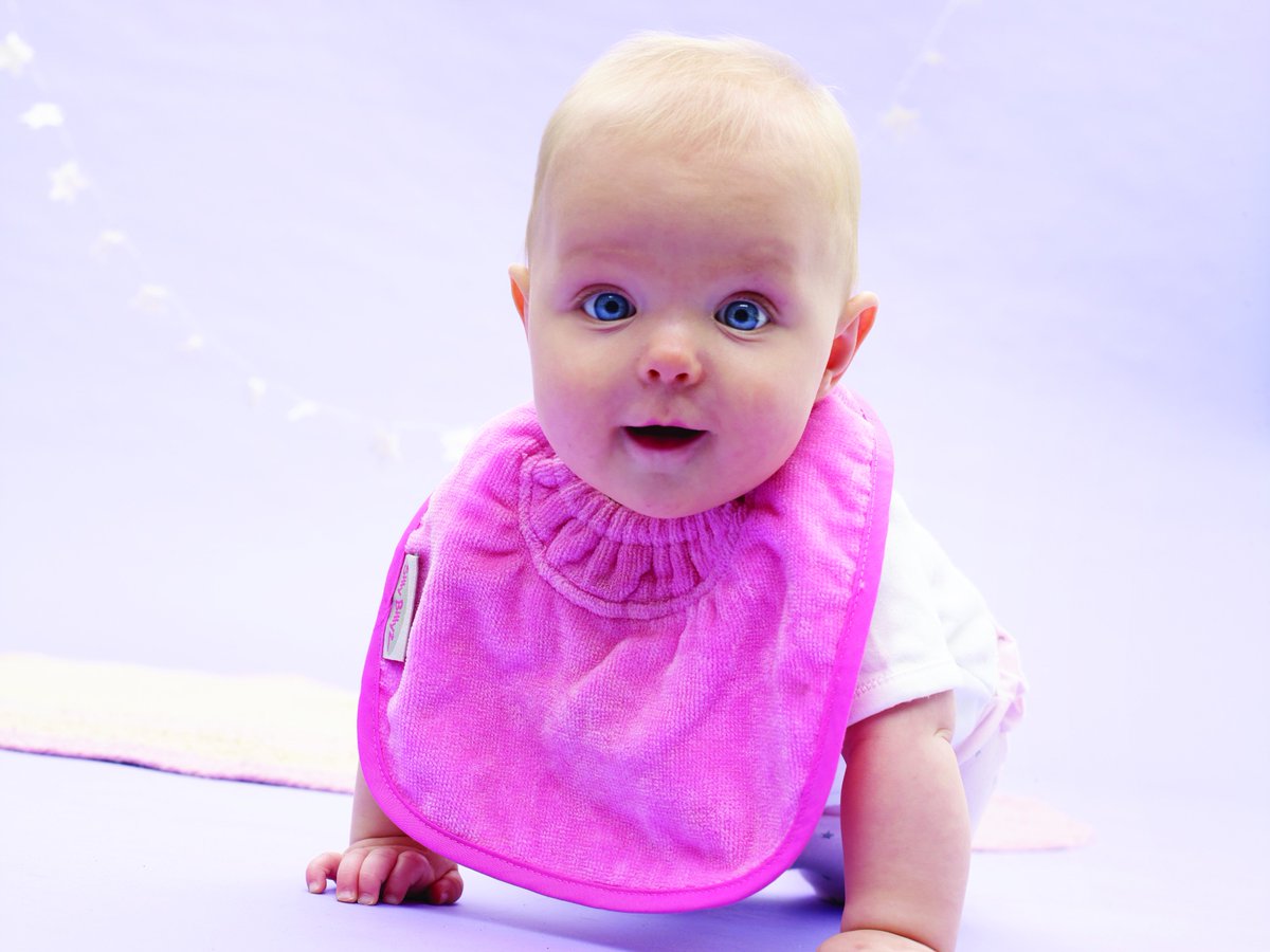 Have you seen our towel bibs? They come with a fabulous snuggle guard neckline stopping food from going underneath onto baby’s clothes. bit.ly/2swpFYO