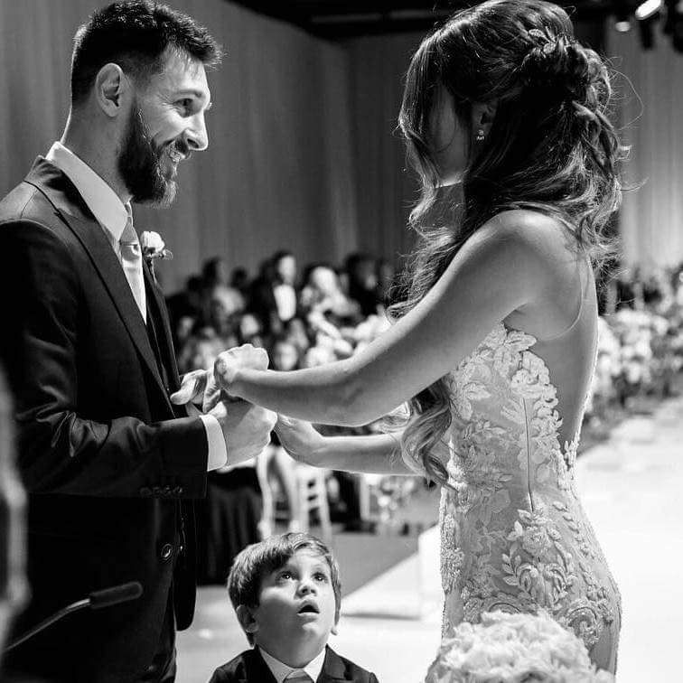 TheRealBergkamp's tweet photo. Beautiful photo of Leo and his wife and child <3 https://t.co/ogHcHdOHmR