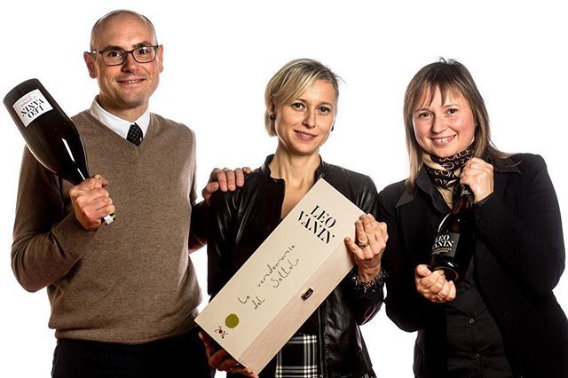 ilsettolo's tweet photo. Grazie a @maurofermariello per lo scatto durante il #mercatofivi di #Piacenza!
.
#mercatodeivini #siamofivi @vignaioli_trevigiani https://t.co/GPCFUzhXN3 https://t.co/ayH3IciamG