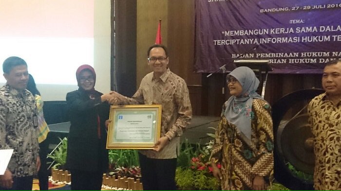 JdihKemnaker's tweet photo. Berturut-turut Biro Hukum Kemnaker mendapatkan Penghargaan untuk pengelolaan  website JDIH terbaik
Tahun 2014, 2015, 2016 dan 2017 bagaimana dengan tahun ini? 
Tetap berusaha memberikan yang terbaik. https://t.co/UYg2t3b55W