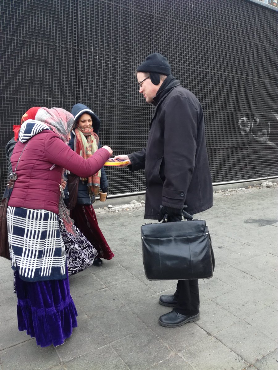 Valtuutettu Mika Ebeling osallistuu #naistenpäivä'n viettoon.