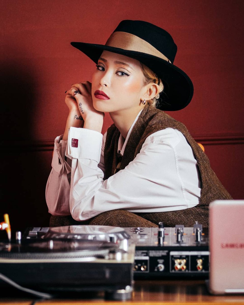 helloheize's tweet photo. Heize got an All-Kill for 'Jenga' (젠가)! 
#HEIZE_WIND 

#1 Bugs 
#1 Mnet 
#1 Genie 
#1 Melon 
#1 Naver
#1 Soribada https://t.co/GtFAHm2Ec6