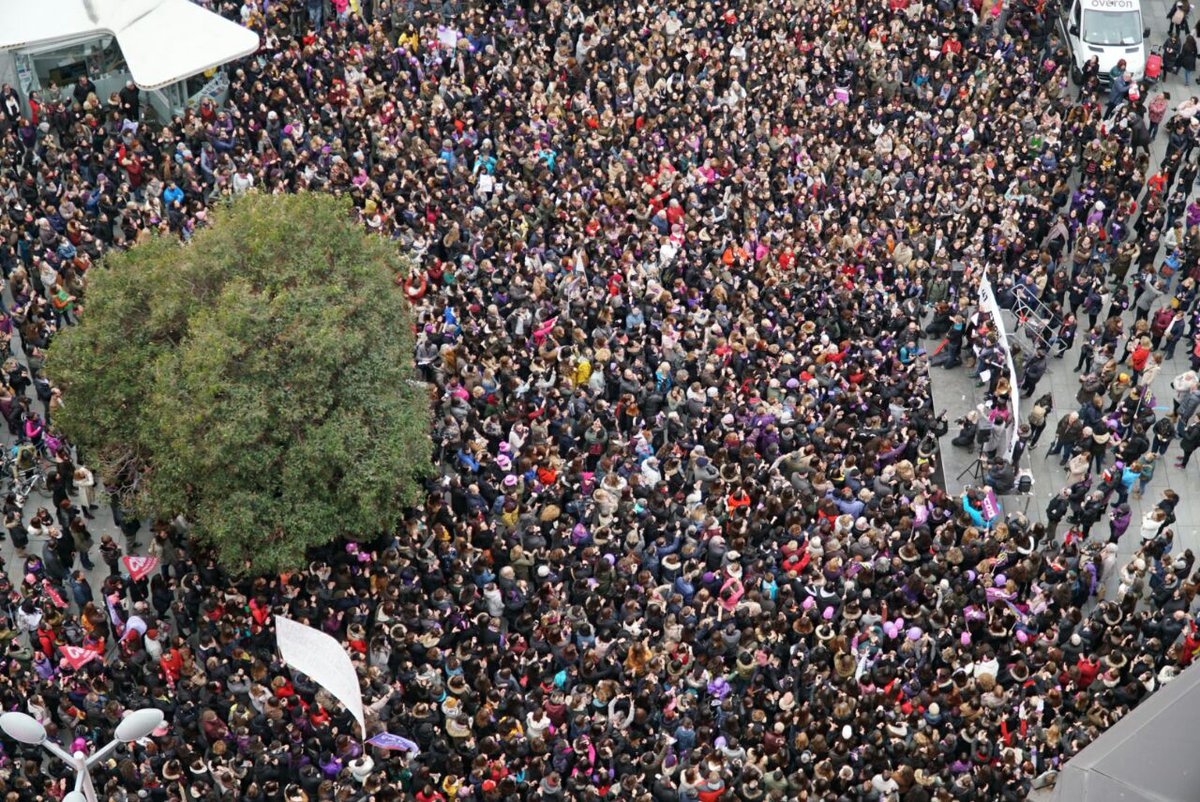 _infoLibre's tweet photo. Directo |  Informadoras y comunicadoras se concentran en Madrid al grito de "las periodistas paramos"#HuelgaFeminista #LasPeriodistasParamos #8m https://t.co/kl1zK32Kt7 https://t.co/yYi0qbpb4L