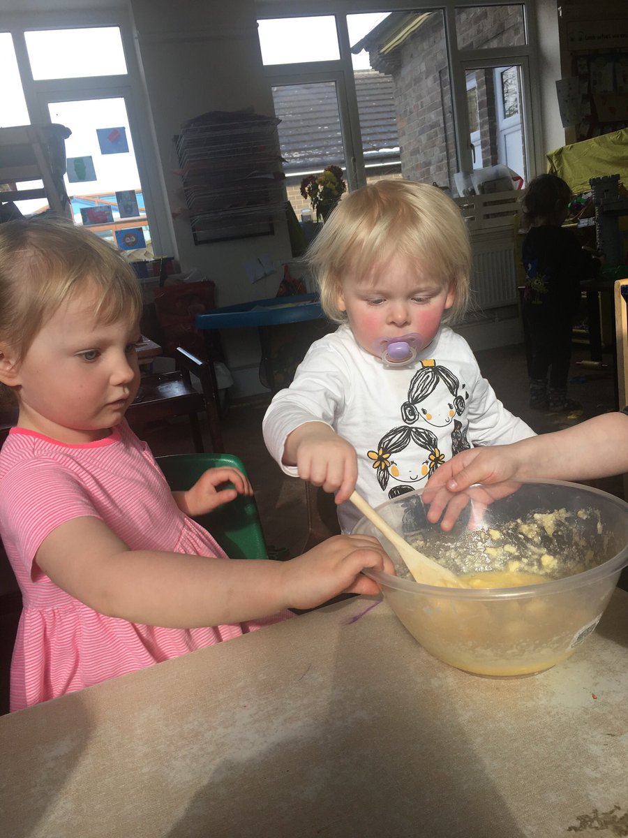 adelpreschool's tweet photo. Making flutterby cakes inspired by the news that our caterpillars are on route #dailybake @KSEYconsultancy #eyfstwitterpals #bighelpinglittle #buildingmuscles https://t.co/5TedGg2fCO
