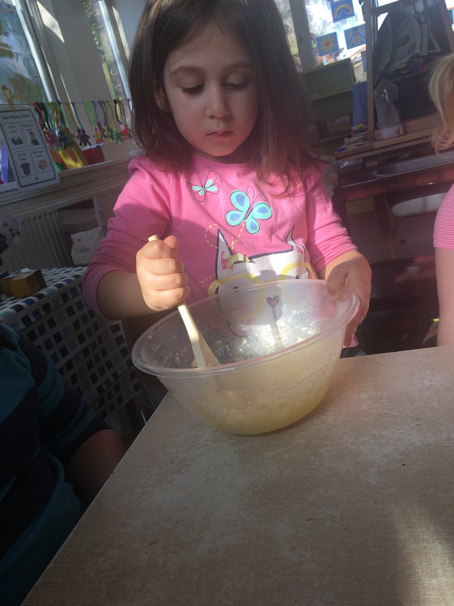 adelpreschool's tweet photo. Making flutterby cakes inspired by the news that our caterpillars are on route #dailybake @KSEYconsultancy #eyfstwitterpals #bighelpinglittle #buildingmuscles https://t.co/5TedGg2fCO