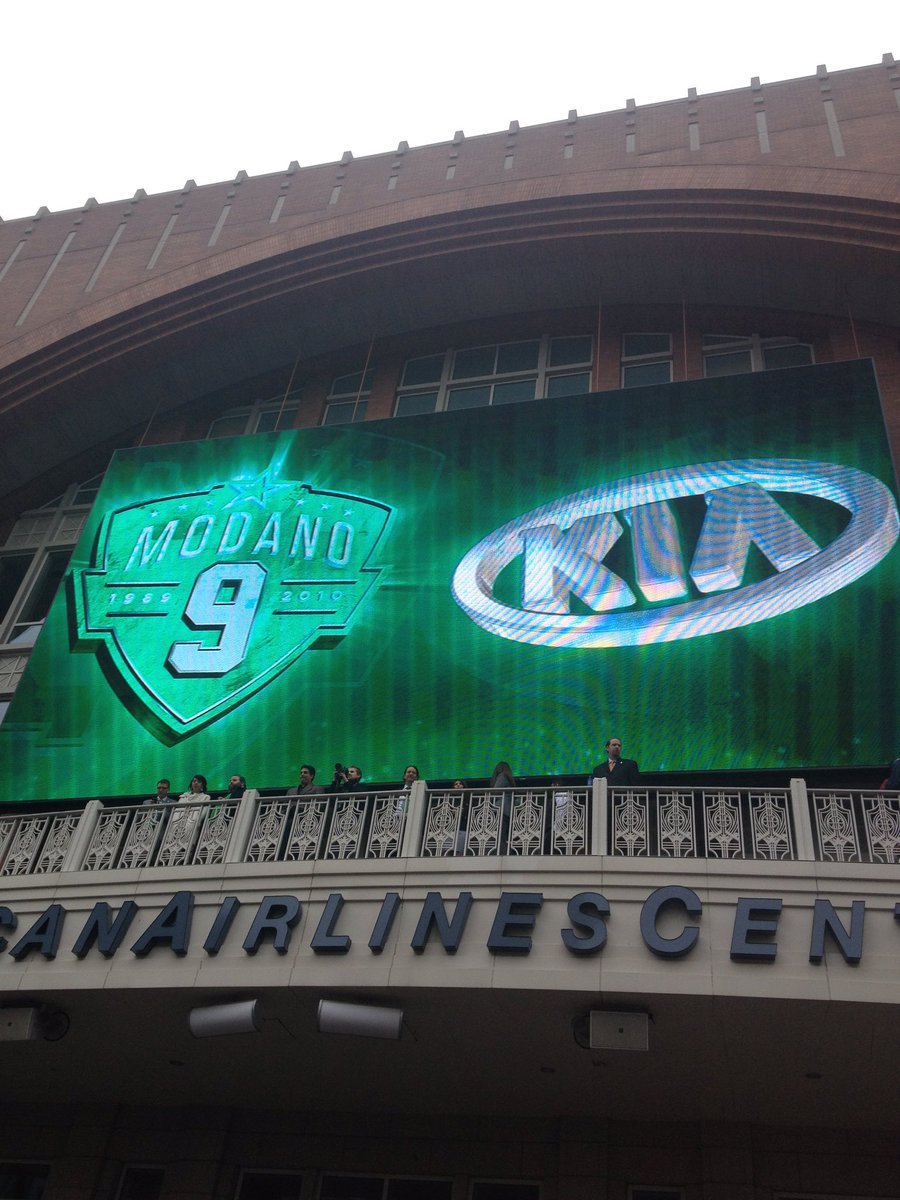 bqaggie's tweet photo. Hard to believe it's been 4 years already. Feels like last month. Completely excited to get our @9modano Retirement Night panoramic signed via @frozen_pond during their 25th Anniversary celebration in May! Congrats again, 9! Special night! #WeWereThere #GoStars #Retiring9 🏒✍🏻 https://t.co/7qSpNXL7xL