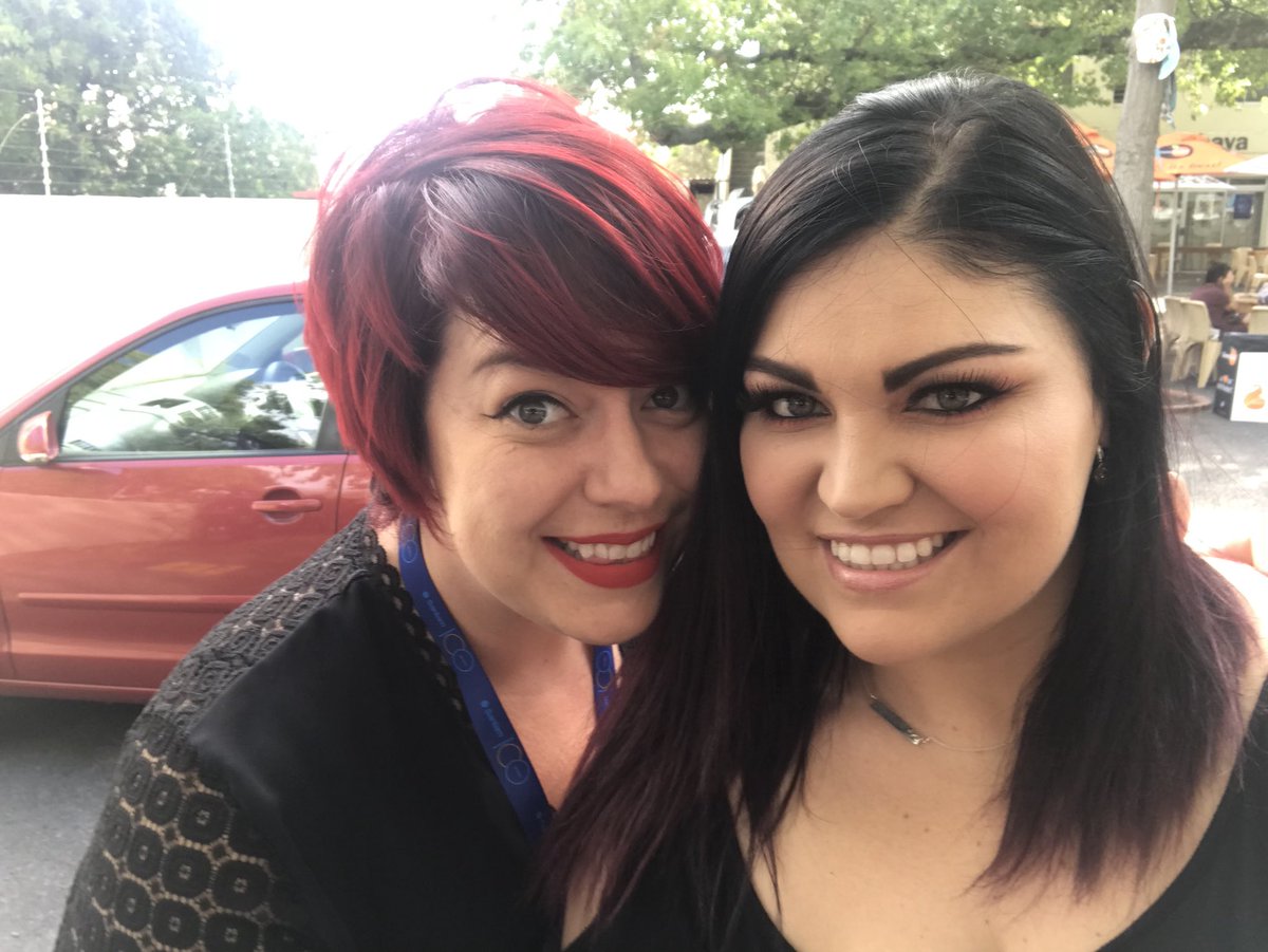 Ek en <a href="/AneleduPlessis/">Anele du Plessis</a> oefen ons #SelfieFaces by die @RHB936fm uitsaai hoekie by die <a href="/Woordfees/">Toyota Stellenbosch Woordfees</a>  💇🏻‍♀️🤳🏻📸