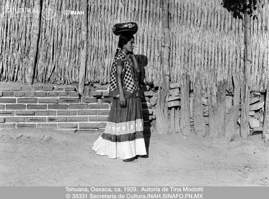 FototecaINAH's tweet photo. Tehuana, #Oaxaca ca. 1929. Autoría de #TinaModotti
#DíaInternacionalDeLaMujer #LaFotoDeLaSemanaFN #INAH @INAHmx https://t.co/QeMdh8tFiX