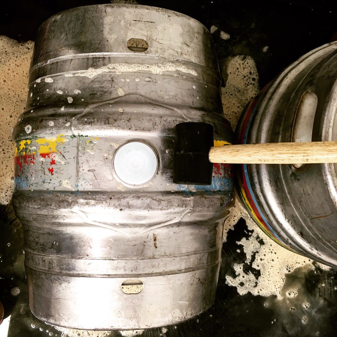 Casked up the new batch of Oak Tavern Best Bitter today! Get yourself down to the oak sevenoaks and try a pint!
#craftbeer #beer #bestbitter #sevenoaks #cask #caskale #ukbeerscene #ukbrewery #brewery #brewpub #thecraftbeerman #chrischeeseman #pint #pints #pintofbeer #sevenoakspub