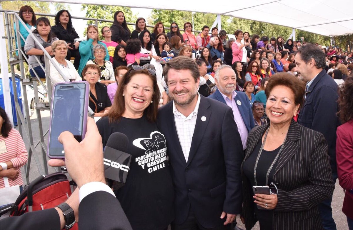 DPR_RM's tweet photo. Int. @Orrego participa en el acto de conmemoración del #DíadelaMujer junto a Pdta. @mbachelet, autoridades de gobierno, alcaldes y vecinas de Lo Prado, donde se destacan los triunfos obtenidos por las mujeres chilenas y las luchas aún pendientes por un Chile más justo https://t.co/7bE2ji5so9