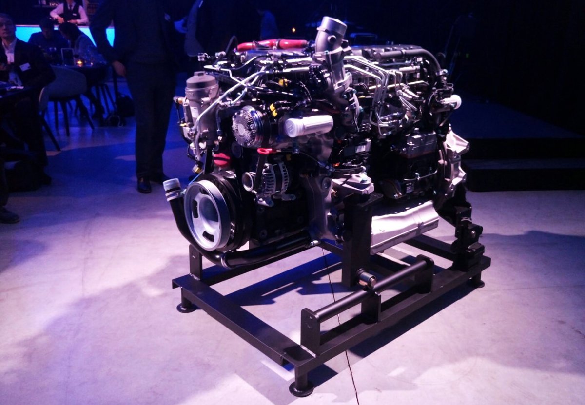 MAN_Iberia's tweet photo. Seguimos en los #BusDays con novedades: nuevo #motor D15 para nuestro #bus Lion’s City. Es un Euro 6d y tiene de 280 a 360 CV. Es un 20% más ligero y ahorra hasta 6% de #combustible https://t.co/zAJQPACwE8
