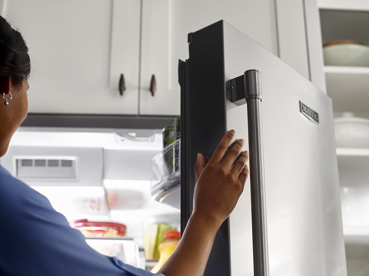 VanDykeAppl's tweet photo. There is serious value in getting that Maytag style. See in all fridge compartments with Maytag’s BrightSeries LED Lights, and get groceries nice and cold, nice and quick with the Maytag PowerCold feature. https://t.co/qHebqhHAFp