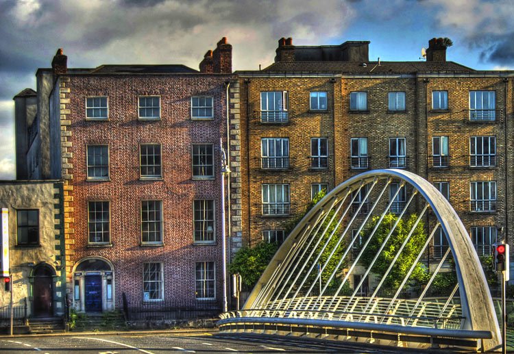 DublinWalkGuide's tweet photo. This nice image by Declan O Doherty shows No. 15 Usher's Island (no longer an island). Two of James Joyce's aunts ran a music school here.  Joyce made it the setting for his short story The Dead. We think the house was sold recently but have no idea what will happen it. https://t.co/CFEe4nSguh