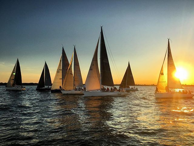 leo_osma's tweet photo. Missing and looking forward to getting the racing gang back together to get more shots like this.
.
.
.
#tbt #sailing #sailingstagram #wednesdaynightracing #sailracing #sunset #sailingsunset #mke #milwaukee #lakemichigan #mkesailing https://t.co/nK14H6RTUt https://t.co/CIeMcKZWRL