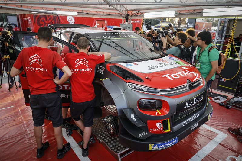 TotalEnergiesAR's tweet photo. #ExpectativaTOTAL en el box de @SebastienLoeb. A las 12 pm arranca el #Shakedown para el @RallyMexico. #VuelveElRey @citroenarg @CitroenRacing 👑🤴🚗☝ https://t.co/o6VtJDjWZu