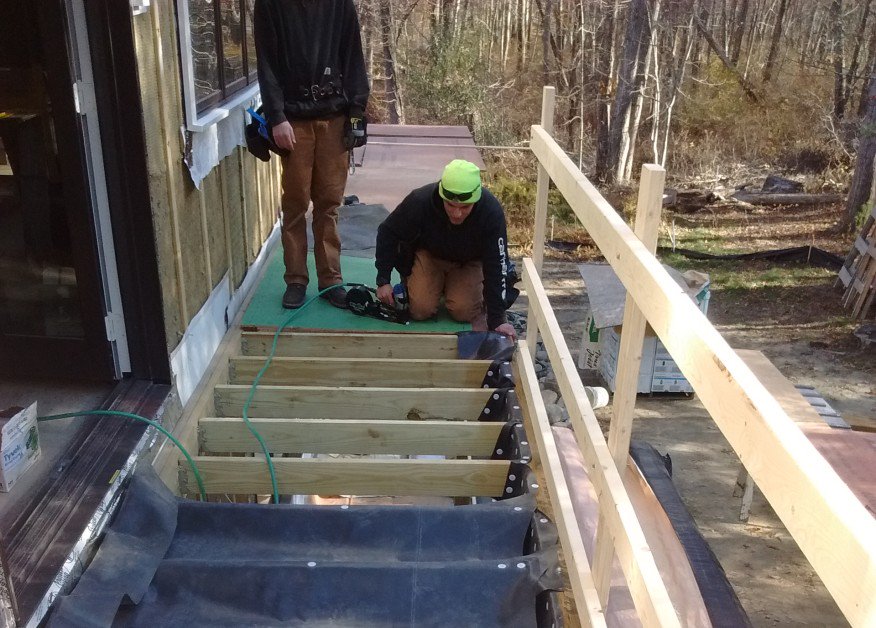 Sequoiaoutback's tweet photo. Use an EPDM roofing membrane & off-the-shelf gutter parts to build a cost-effective under-deck drainage system. The area underneath an elevated deck is a great candidate for valuable storage space or even additional outdoor living space #DeckTips #Decking https://t.co/mzh6kod1bf https://t.co/CIizZw8erR