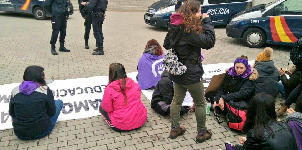 IUBurgos's tweet photo. Acaban de detener a 2 compañeras del movimiento feminista en Burgos, en el piquete informativo del Alcampo, después de cargar contra más de 300 mujeres. 

Todxs a comisaría a exigir su liberación inmediata!!!apoya, acude y difunde #HuelgaFeminista8M https://t.co/YDrVgeNEgU