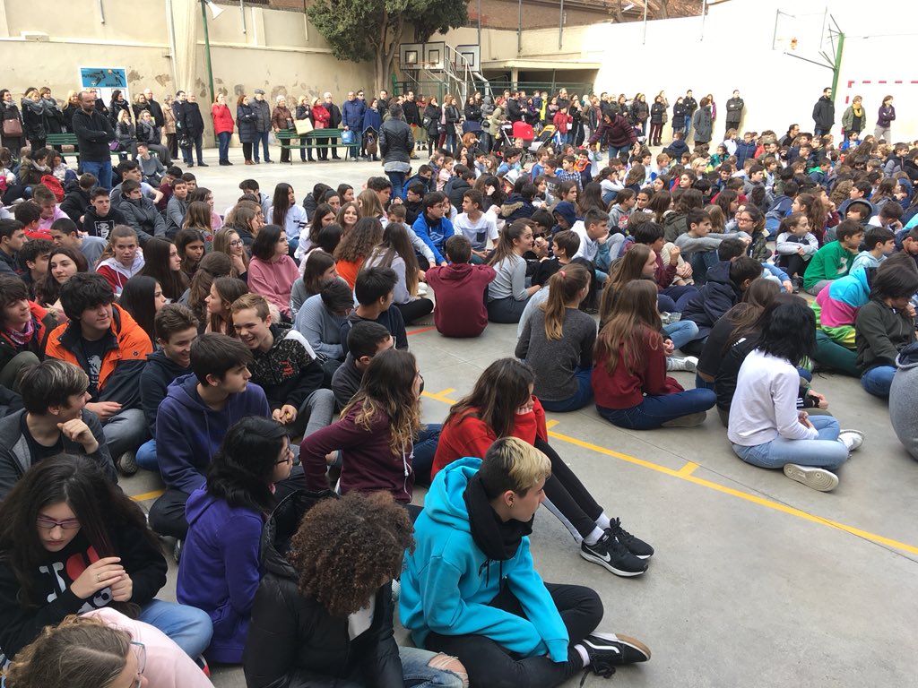 Lectura del manifest en defensa dels Drets de la Dona amb la participació de la comunitat. Obrim portes de l’escola per dir juntes que reafirmem el nostre compromís a favor de la igualtat de gènere <a href="/FEDACSantAndreu/">FEDAC Sant Andreu</a> #8M #perlaigualtat #famíliaescola