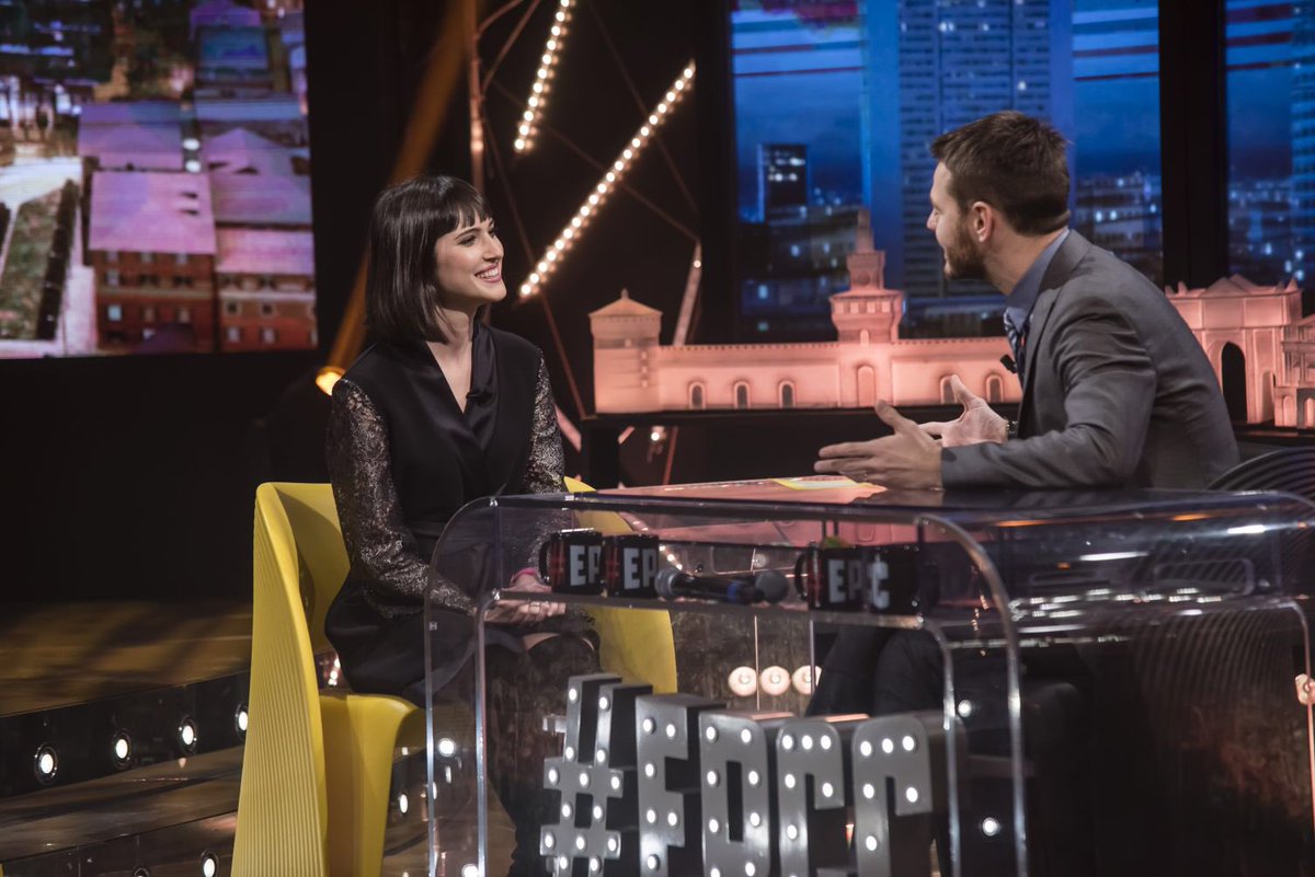 lodocomello's tweet photo. Stasera su @SkyUno sarò 
ospite di @EPCCattelan ! Con @alecattelan parleremo di gravidanze isteriche, macabri pellegrinaggi...ma soprattutto sforneremo una hit dopo l'altra!👩🏻‍🎤👨‍🎤
#EPCC https://t.co/mgNBAniq45