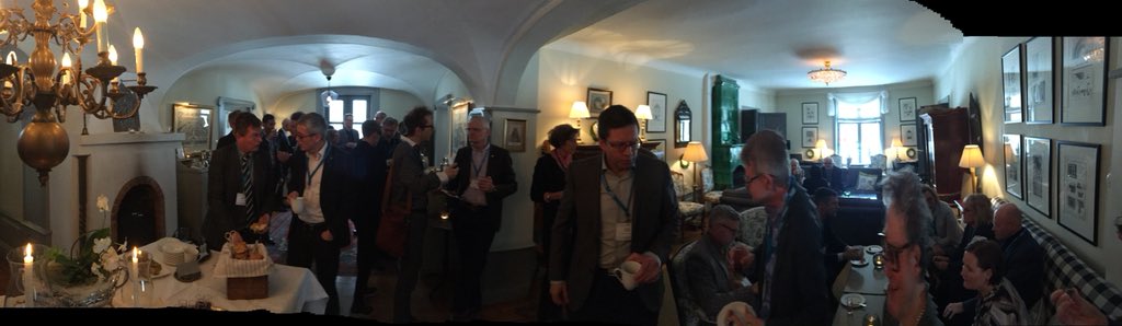 renaissance3_0's tweet photo. Hög ljudnivå i kaffepausen med diskussion kring bildning, livslångt lärande, framtidens utmaningar och frågor kring vilka kompetenser som kan komma att gynnas av framtida utbildningsformer... https://t.co/xlRCH5m3UP