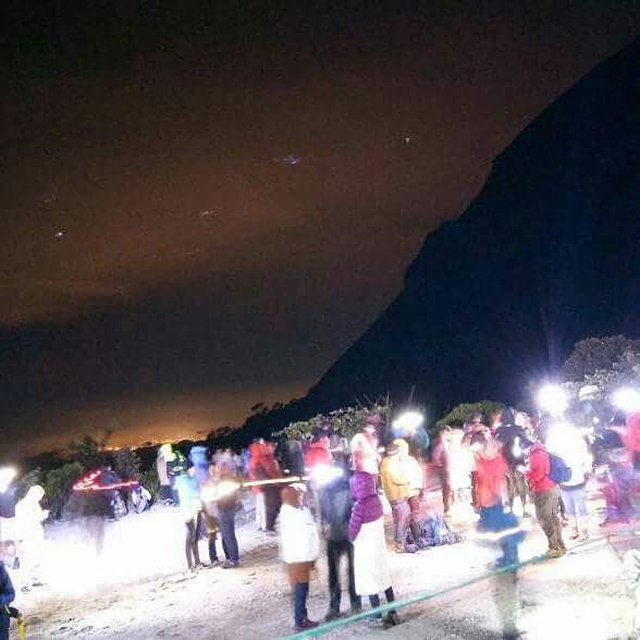 JapenSabah's tweet photo. Semoga 130 orang pendaki Gunung Kinabalu selamat. Sumber daripada Malim Gunung mengatakan proses membawa pendaki-pendaki untuk turun sedang berjalan

#NegaraKuMalaysia 
#SabahTanahAirKu 
#prayforkinabalu https://t.co/JIF0IfJGfi