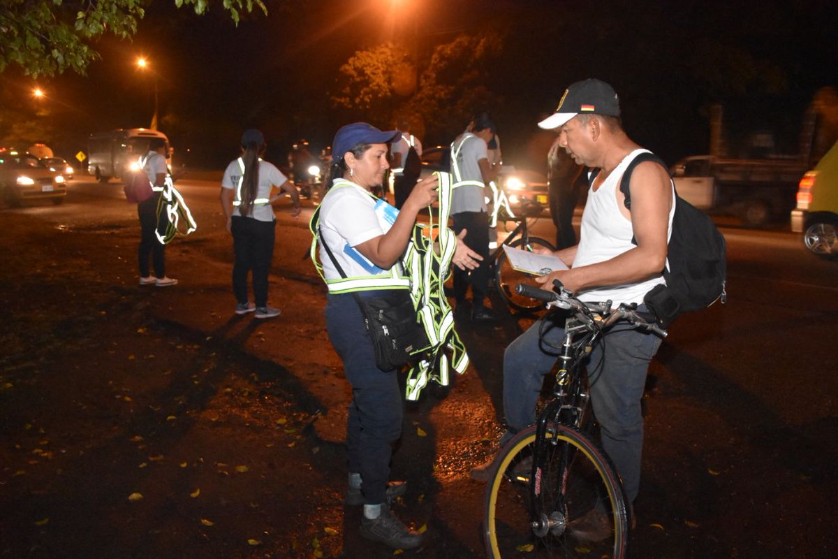 villavoalcaldia's tweet photo. Con el fin de lograr que los bici usuarios sean más visibles en la vía, desde las 5 de la mañana los promotores viales de @VillavoMovilida realizaron la entrega de 200 chalecos reflectivos a los ciclistas que transitan por la vía a Acacías. #UnidosPodemos #LaCosaEsHaciendo https://t.co/DhBZGTEb9D