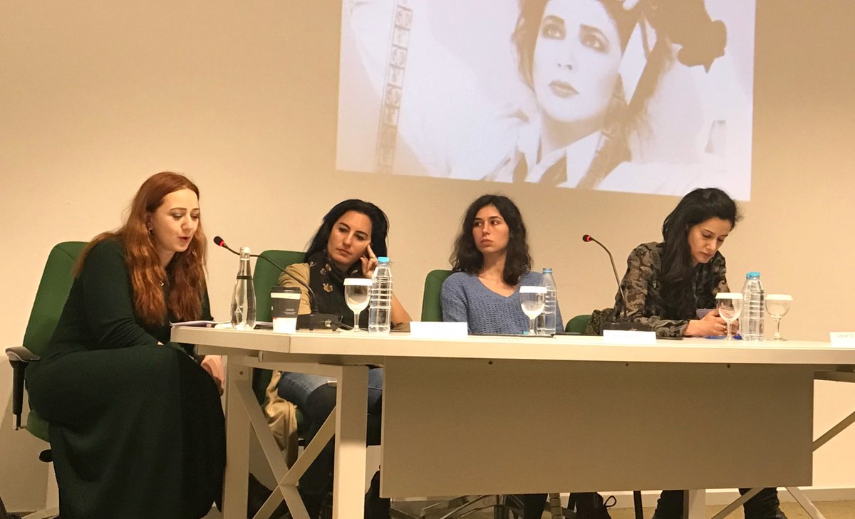 Sinema Kulübünün düzenlediği Sektörde Sinemacı Kadınlar söyleşisi, Esin Cengiz moderatörlüğünde Ayris Alptekin, Ceylan Özçelik ve Deniz Eyüboğlu’nun katılımı ile Fener Salonunda başladı.