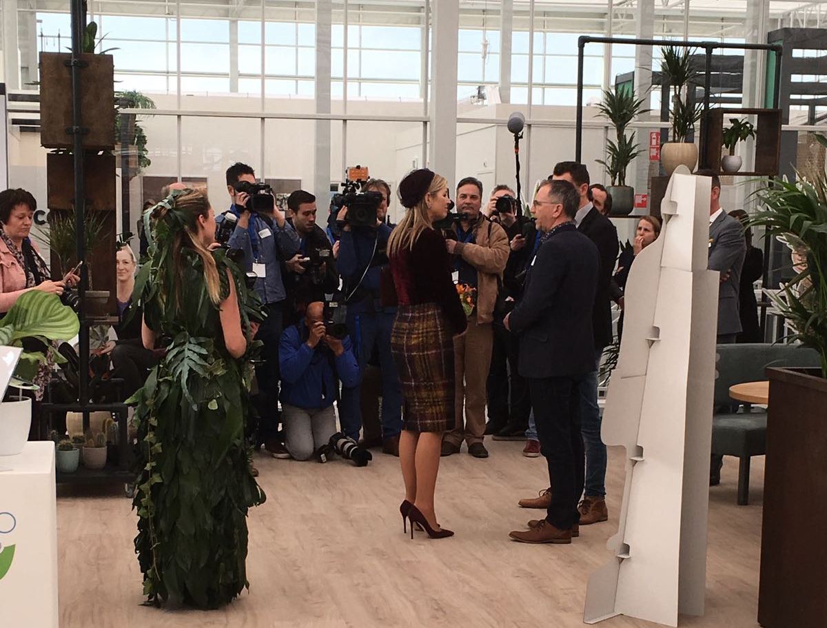 Wat was het gisteren een mooie, bijzondere, zeer geslaagde dag! We kunnen er geen genoeg van krijgen 😊. Minister Carola Schouten van Landbouw, Natuur en Voedselkwaliteit is hier in gesprek met Erik en Thom Persoon op onze expositieruimte in het WHC.
