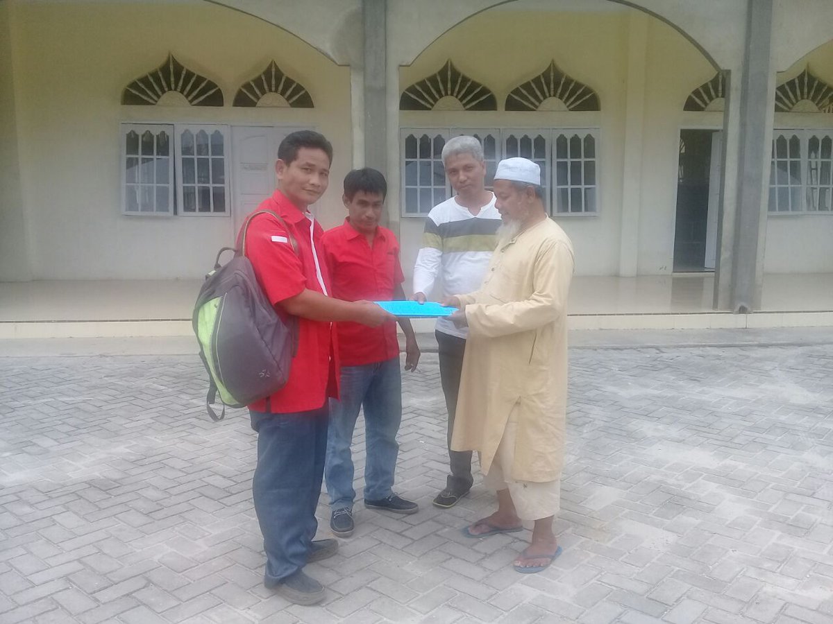 KawiPdi's tweet photo. Bersama untuk Kebersamaan.
( 08/03/2018 ) 
Penyerahan Pengurusan Sertifikat Tanah Rumah Ibadah Mesjid Baitul Makmur di lingkungan Kel. Sidomulyo Barat, Kec. Tampan - Pekanbaru.
Bpk. Legiman ( wakil ketua pengurus Mesjid )
Kepada Kader PDI P Kota Pekanbaru.

#MARDEKA https://t.co/kNIxBEDAUz
