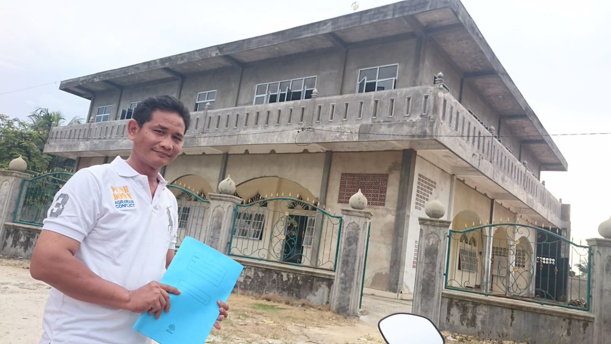 KawiPdi's tweet photo. Bersama untuk Kebersamaan.
( 08/03/2018 ) 
Penyerahan Pengurusan Sertifikat Tanah Rumah Ibadah Mesjid Baitul Makmur di lingkungan Kel. Sidomulyo Barat, Kec. Tampan - Pekanbaru.
Bpk. Legiman ( wakil ketua pengurus Mesjid )
Kepada Kader PDI P Kota Pekanbaru.

#MARDEKA https://t.co/kNIxBEDAUz