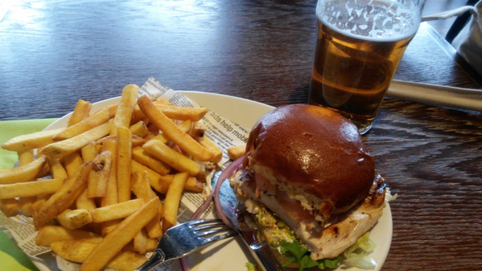 Team3_Esakki3's tweet photo. Burger and daytime beer at Bar Play. Birthdays are pretty cool. What's the english word for päiväkalja anyways?

Bar Playssä burgeria ja päiväkaljaa syntymäpäivän kunniaksi. 
#barplay #päiväkalja https://t.co/7lZUaTejns