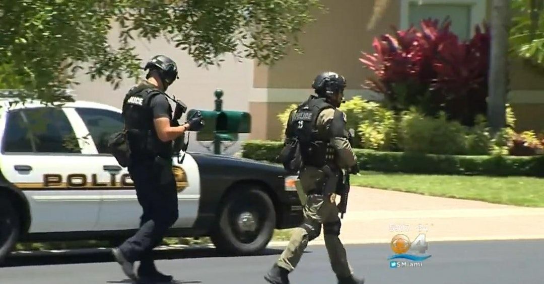 When the shooting started, two SWAT officers ran in to stop it. Now they've been suspended from the team. (2 Miramar SWAT Officers Suspended For Running In To Help At Parkland Massacre) #BlueLivesMatter #BackTheBlue #BrowardCountySheriff buff.ly/2FomfZW