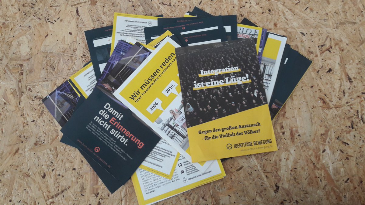 chronik_le's tweet photo. Gestern haben die Identitären in der Leipziger Universitätsbibliothek  Albertina Flyer hinterlassen. Diese waren zumeist als Einleger in  Geschichtsbüchern versteckt. Wenn ihr noch mehr von diesem Müll entdeckt  dann entsorgt diesen doch. #noib
https://t.co/dYTfPIfEQM https://t.co/llTpbz1ddx
