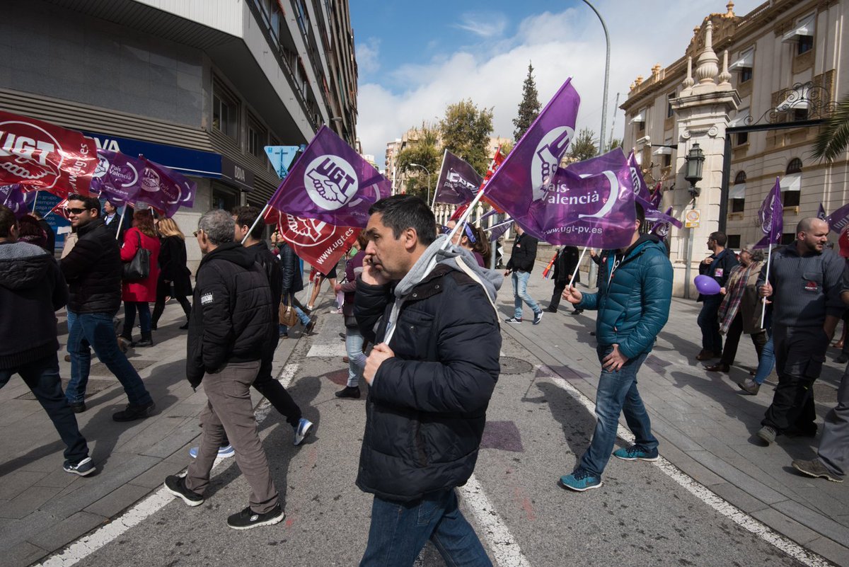 alicanteplaza's tweet photo. #FOTOGALERÍA  La huelga feminista en la provincia de #Alicante, en imágenes #DiaInternacionalDeLaMujer #HuelgaFeminista8M #VagaFeminista8M (fotos RAFA MOLINA/EFE) https://t.co/WPdoC7xFyS https://t.co/LlcqUPjrHE