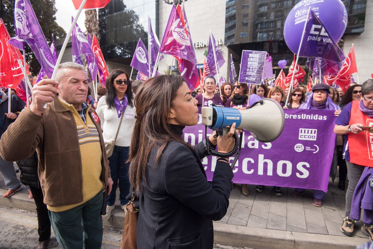 alicanteplaza's tweet photo. #FOTOGALERÍA  La huelga feminista en la provincia de #Alicante, en imágenes #DiaInternacionalDeLaMujer #HuelgaFeminista8M #VagaFeminista8M (fotos RAFA MOLINA/EFE) https://t.co/WPdoC7xFyS https://t.co/LlcqUPjrHE