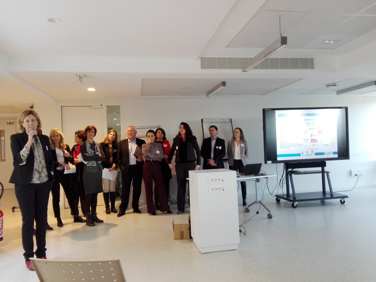 FannyEmergences's tweet photo. Un super concept #partage des #codes mené par @ESDES_Officiel en partenariat avec @100000e et plus de 10 femmes motivées pour partager autour du sujet ! #semaineEF #Ssef2018 https://t.co/lk6eyeEc8A