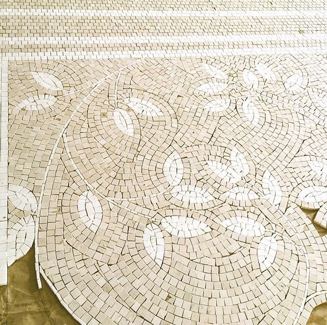 PierreMesguich's tweet photo. Leaves motif. #marble floor #MesguichMosaik #luxurydesign #interiordesign https://t.co/qlcWF3y3lS