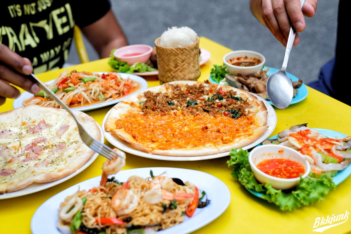 MickRheault's tweet photo. Thai Pizza ? พิซซ่าพะแนงและผัดกระเพรา - รีวิว - "Noi Kwa Roi (น้อยกว่าร้อย)" -> https://t.co/BoK08N7SIh @aroii #อร่อยไปแดก #thaifood https://t.co/aKHTWJz9V4