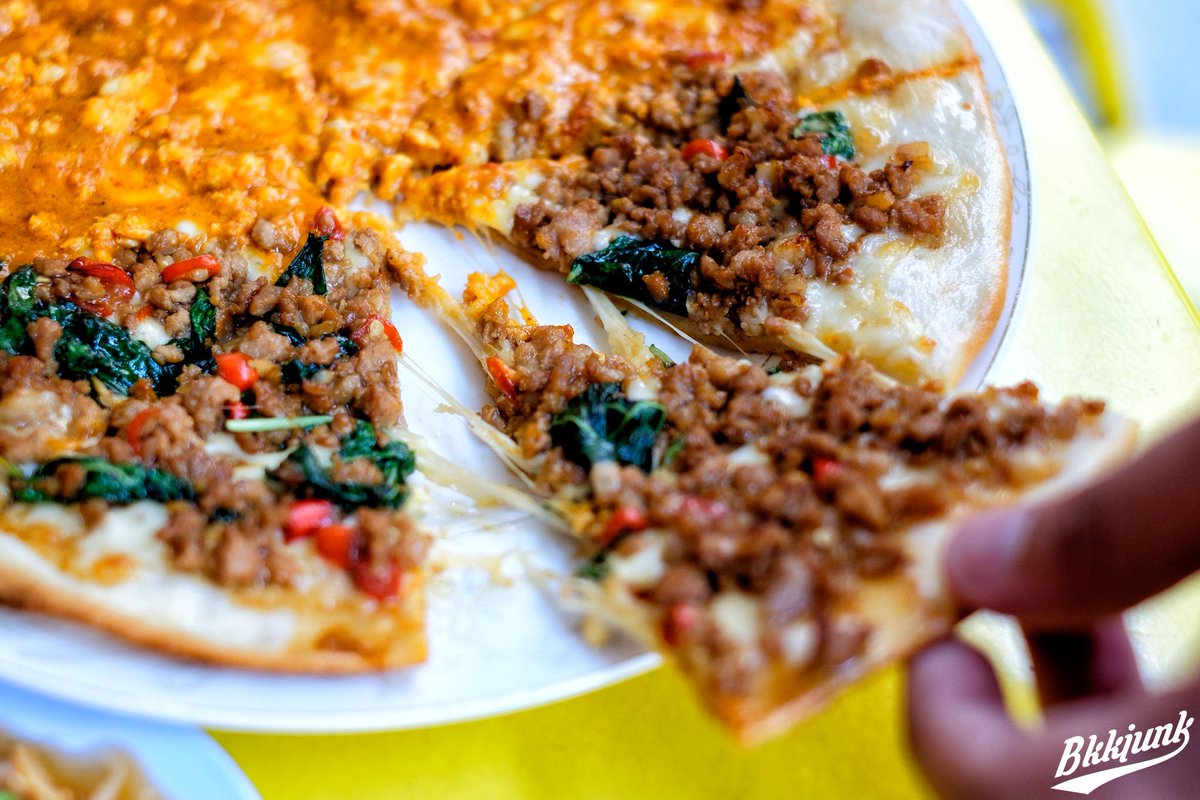 MickRheault's tweet photo. Thai Pizza ? พิซซ่าพะแนงและผัดกระเพรา - รีวิว - "Noi Kwa Roi (น้อยกว่าร้อย)" -> https://t.co/BoK08N7SIh @aroii #อร่อยไปแดก #thaifood https://t.co/aKHTWJz9V4