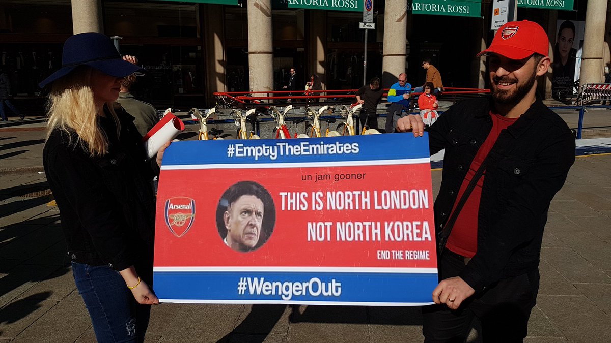 _lucafazzini's tweet photo. Stazione della metro chiusa e zona blindata in una soleggiata Piazza Duomo: tanti i tifosi dell'@arsenal, sin qui composti e concentrati solo sulla partita. Tra birra, maglie storiche e un messaggio per Wenger #MilanArsenal @PianetaMilan https://t.co/FNTI7gEm39