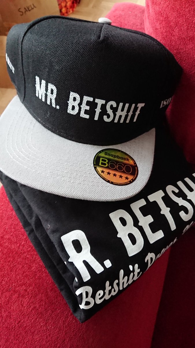 MrBetshit's tweet photo. BOOOOOM! Meikäleipä lomailee betshailuista parasta aikaa ja näissä kledjuissahan kyllä kelpaakin!! #betshit https://t.co/8gduZToLVE