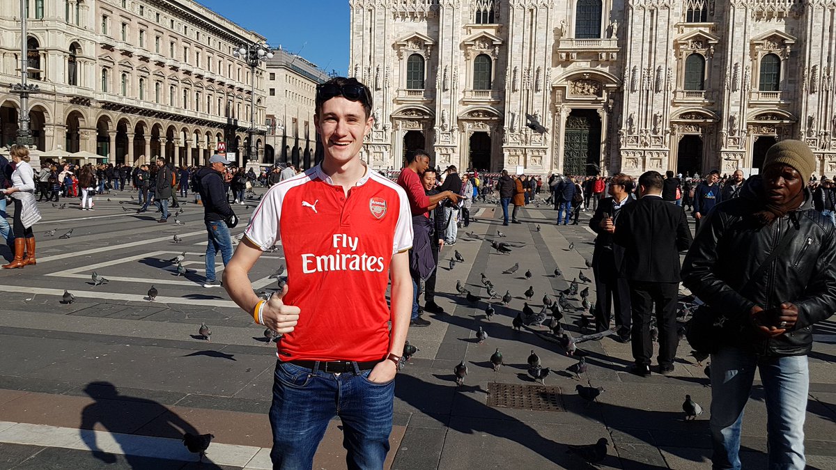 _lucafazzini's tweet photo. Stazione della metro chiusa e zona blindata in una soleggiata Piazza Duomo: tanti i tifosi dell'@arsenal, sin qui composti e concentrati solo sulla partita. Tra birra, maglie storiche e un messaggio per Wenger #MilanArsenal @PianetaMilan https://t.co/FNTI7gEm39