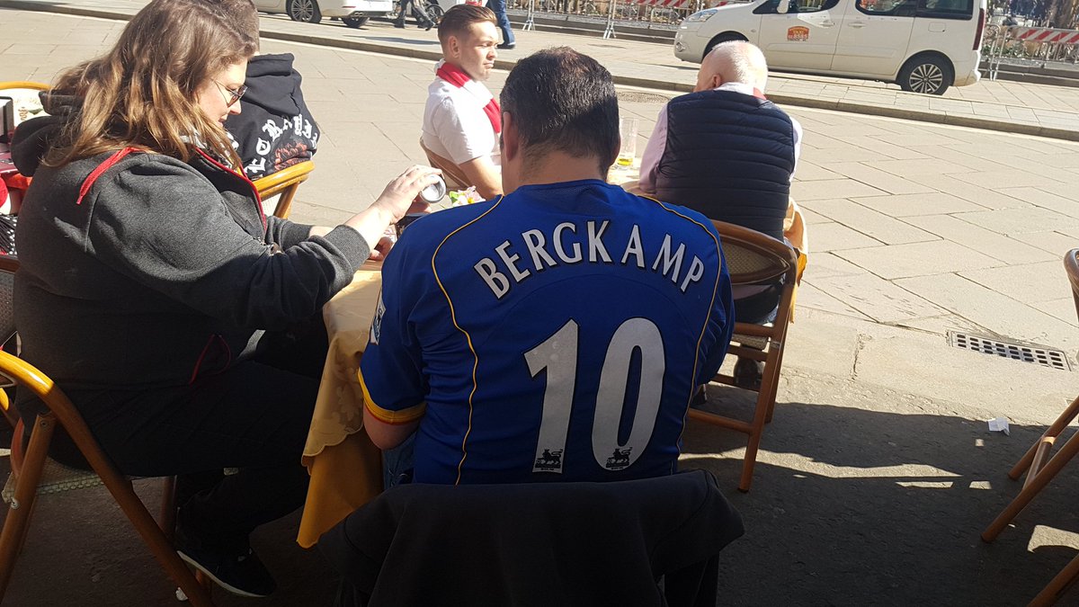 _lucafazzini's tweet photo. Stazione della metro chiusa e zona blindata in una soleggiata Piazza Duomo: tanti i tifosi dell'@arsenal, sin qui composti e concentrati solo sulla partita. Tra birra, maglie storiche e un messaggio per Wenger #MilanArsenal @PianetaMilan https://t.co/FNTI7gEm39