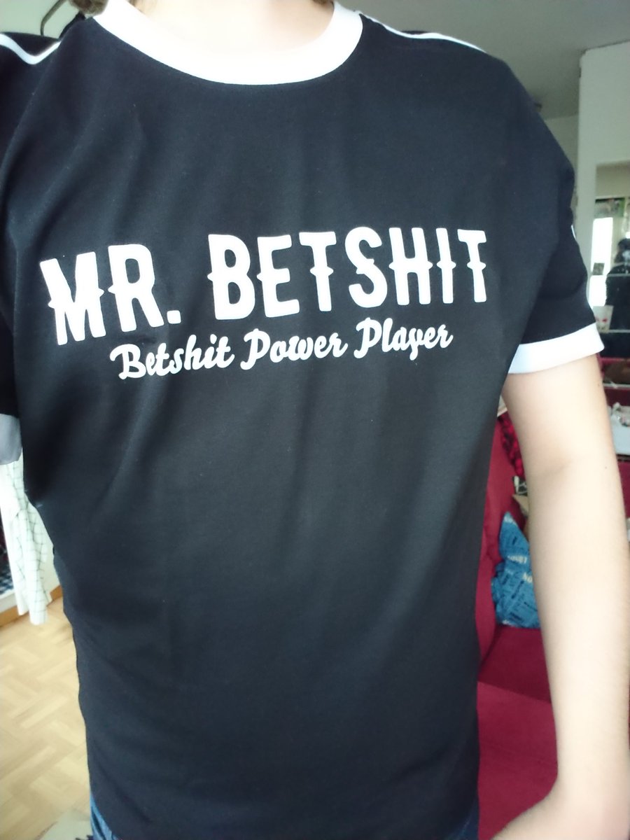 MrBetshit's tweet photo. BOOOOOM! Meikäleipä lomailee betshailuista parasta aikaa ja näissä kledjuissahan kyllä kelpaakin!! #betshit https://t.co/8gduZToLVE