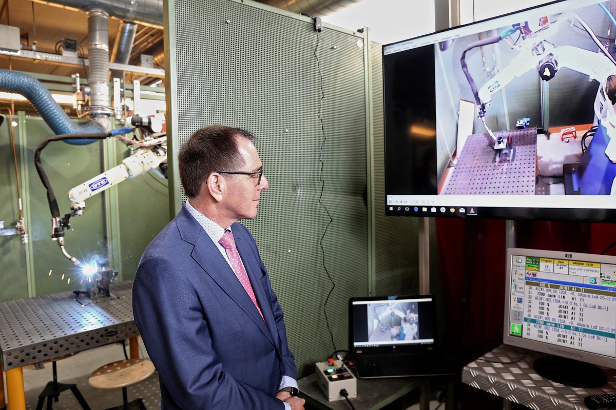 gemvelsen's tweet photo. Zojuist heeft wethouder Verkaik het startsein gegeven voor het MKB Innovatiefonds. Er is een bedrag van 2 miljoen euro beschikbaar gesteld voor bedrijven die in Velsen zijn gevestigd en willen investeren in research en development. Kijk op https://t.co/lpP0hyNlxR. https://t.co/45F0D16n9H