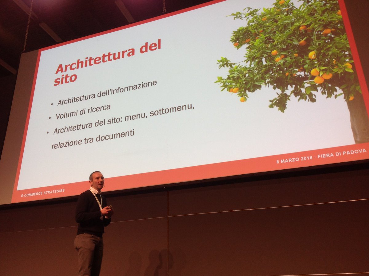 alemarengo's tweet photo. Le batterie mi stanno abbandonando! Ma ho tempo di immortalare e ascoltare uno dei miei speaker preferiti @merlinox che ripassa le basi rispondendo con delle pillar answers alla domanda: cos'è la #SEO? 😎 #espd18 https://t.co/ODpteK3LLB
