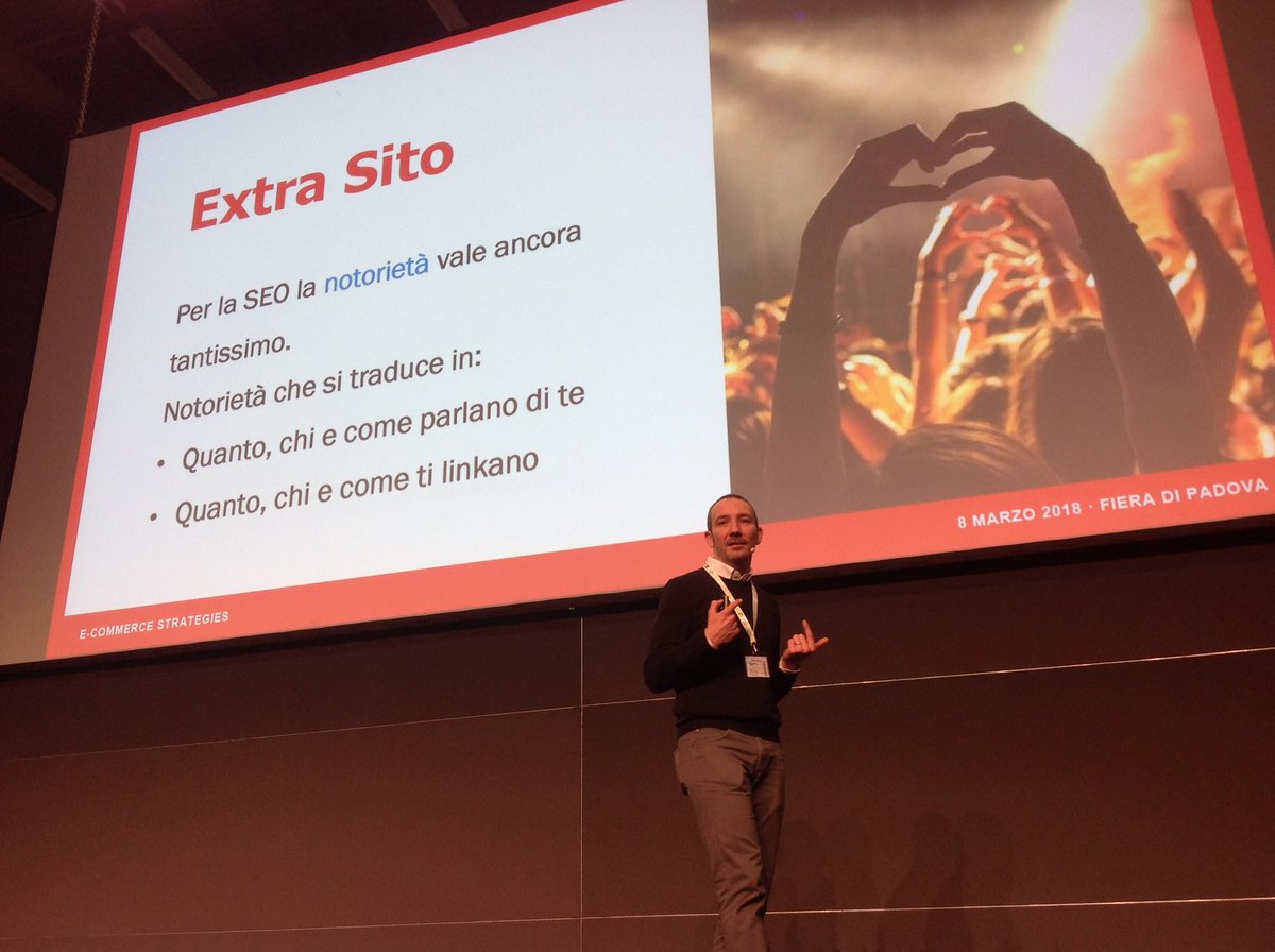 alemarengo's tweet photo. Le batterie mi stanno abbandonando! Ma ho tempo di immortalare e ascoltare uno dei miei speaker preferiti @merlinox che ripassa le basi rispondendo con delle pillar answers alla domanda: cos'è la #SEO? 😎 #espd18 https://t.co/ODpteK3LLB