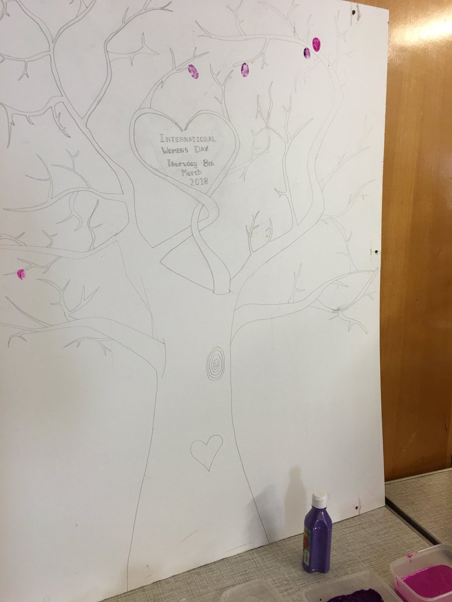 Joining in with the community blossom tree @SwinnowCCentre. There’s going to be lots of fingerprint blossoms on here 😊@joolsheselwood @womensday @InspireWomenLDS @LeedsWomen2018 #PressforProgress #LeedsWomen2018