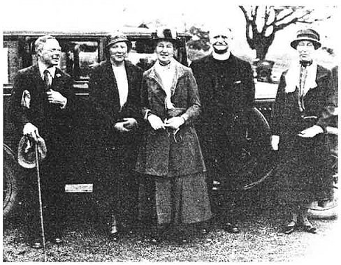 LLTNPCommPart's tweet photo. Celebrating #InternationalWomansDay remembering today those who 'did their bit' during the war! #womenstimbercorp memorial in #Aberfoyle @fcscotland @strathardct; Drymen Girl Guide Company 1918 @DrymenCommunity; The Duchess of Montrose #voluntaryaiddetachment @lomondtrossachs https://t.co/w2O1qE9GnQ