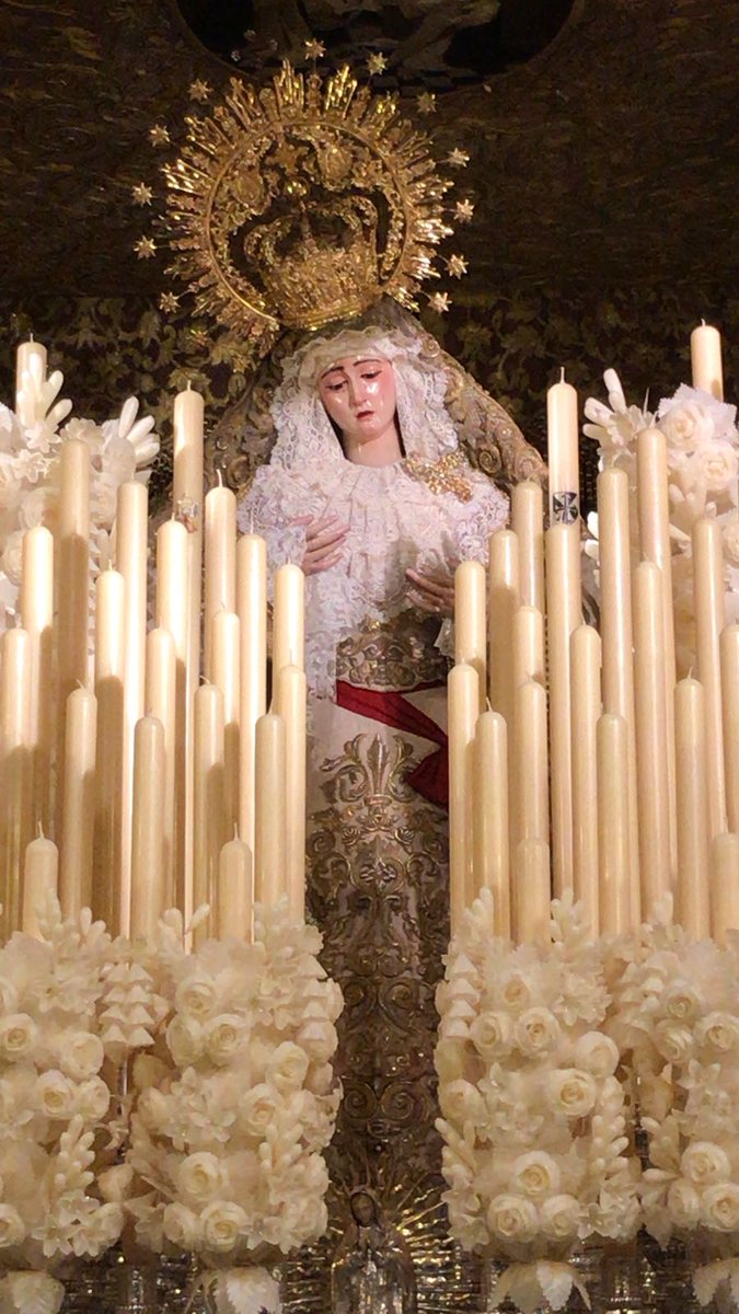 Ya luce la Stma Virgen del Rosario vestida de Reina en su Paso de Palio esperando un nuevo Jueves Santo. Estrena un espléndido encaje de bolillos ejecutado y donado por Ntra Hna Dña. Ana Martín Romero